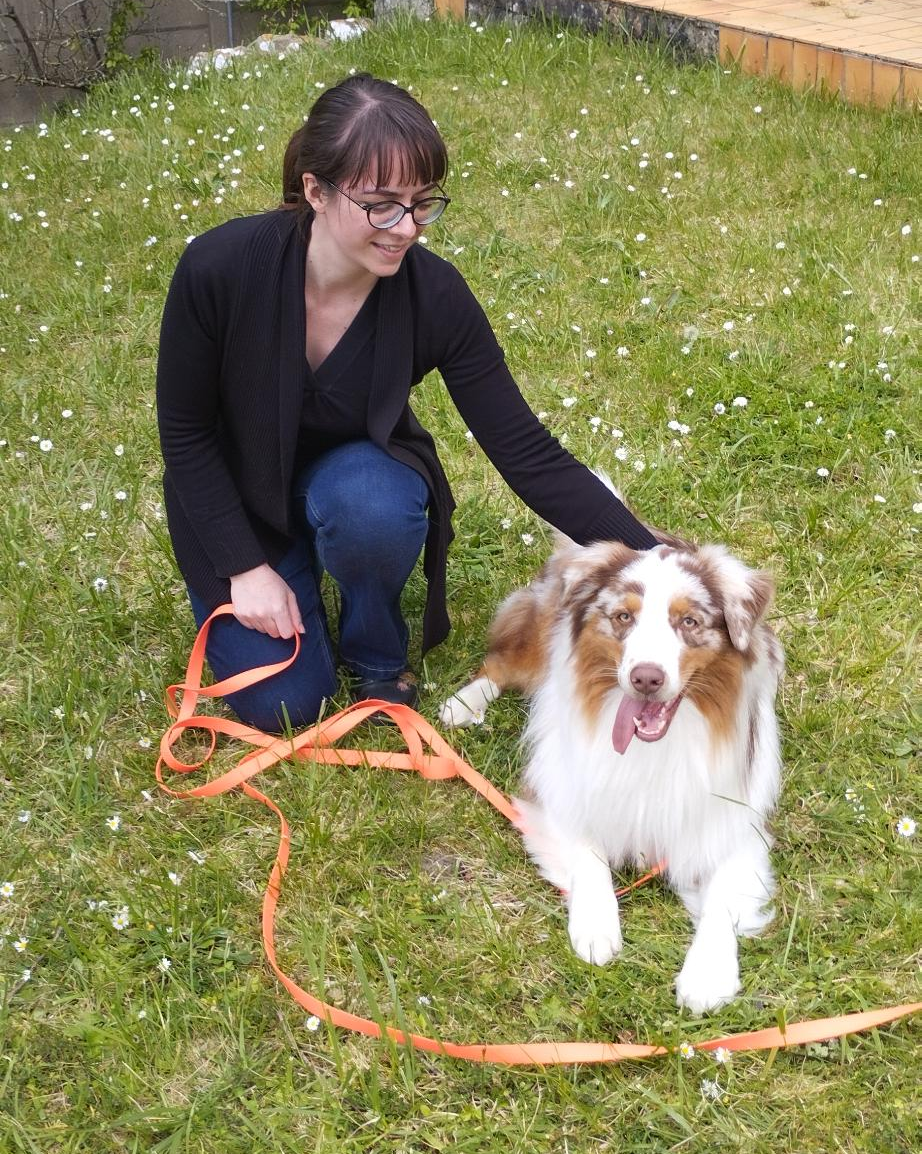 Marie en compagnie d'un chien heureux
